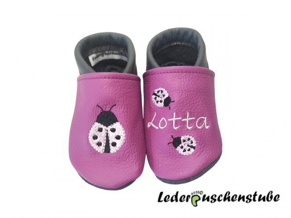 Lederpuschen flieder-anthrazit mit Namen rosa große und kleine Marienkäfer rosa-schwarz gestickt